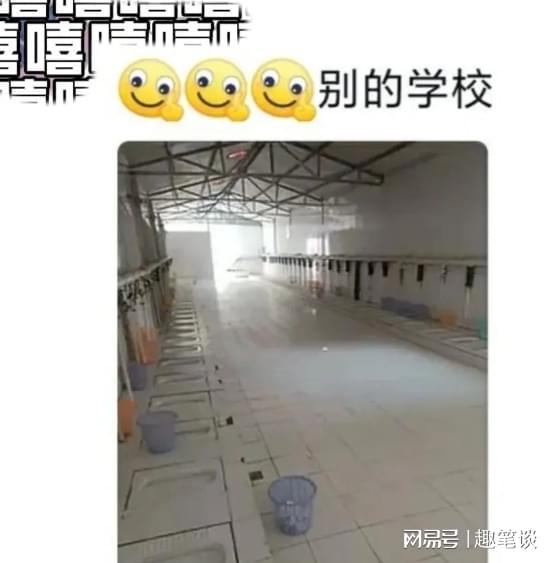 校假期翻新厕所没装挡板大学生认为特别尴尬尊龙凯时ag旗舰厅试玩比旱厕强了一点学(图1)